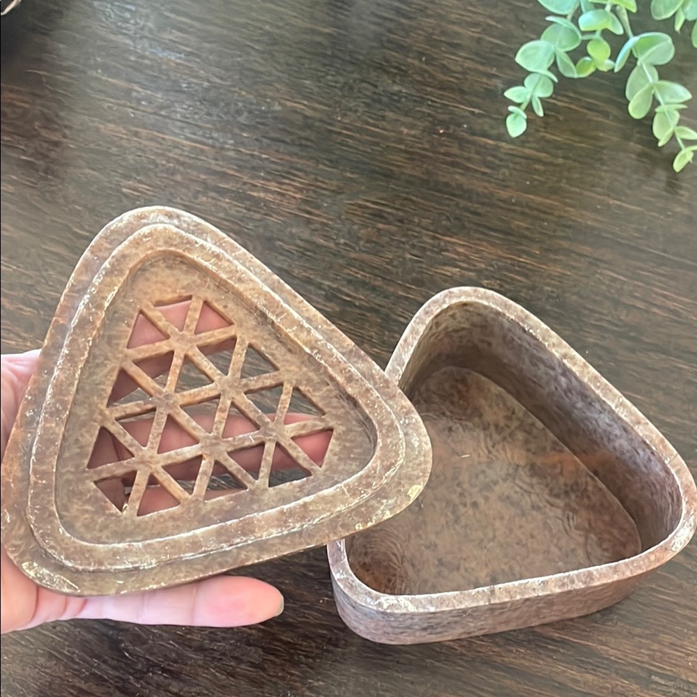 Triangular‎ Carved Stone Box - Picture 4 of 4
